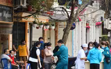 Những hình ảnh ấm lòng ở phố cách ly Trúc Bạch